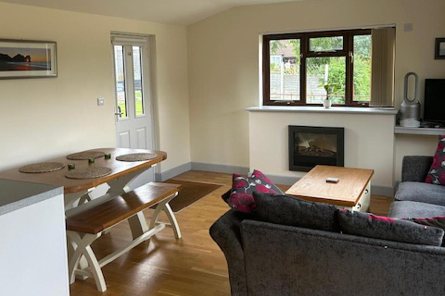 Retreat- Sleeps 4 Garden Bbq & Pets