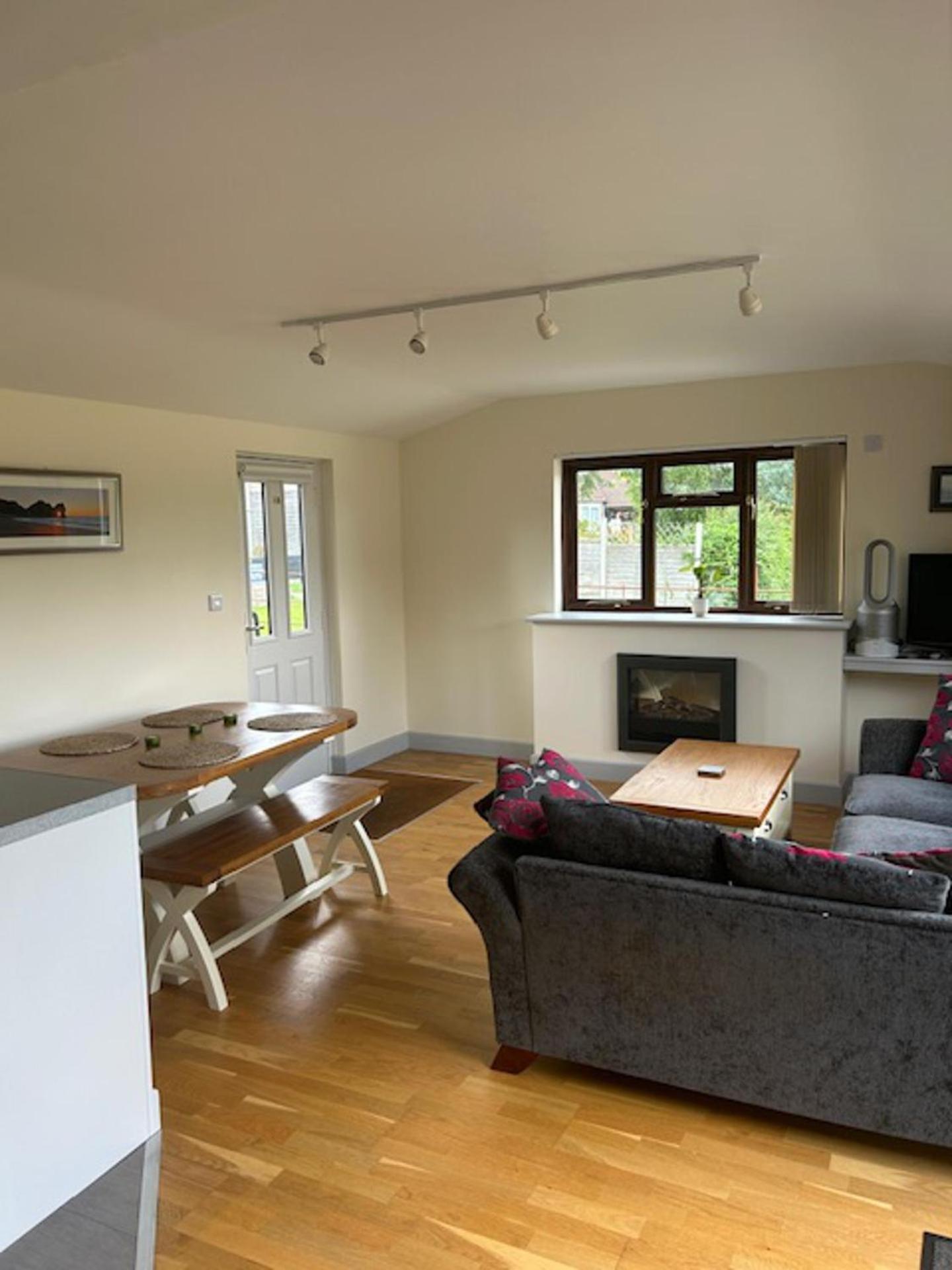 Retreat- Sleeps 4 Garden Bbq & Pets *