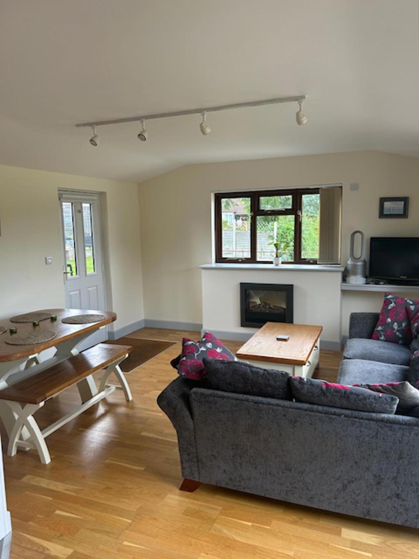 Retreat- Sleeps 4 Garden Bbq & Pets